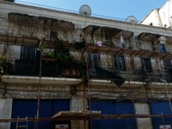 שיפוץ חזית של בית עם תוספת גג רעפים